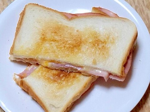 たっぷりハムとチーズのホットサンド